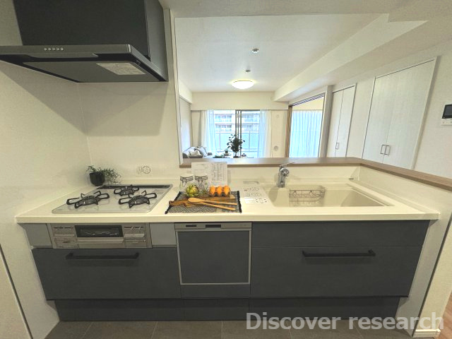 エルフォレスト　ガーデンウィング棟のキッチン|【キッチン（食洗器・浄水器・魚焼きグリル付）】
オープンキッチンのためリビングにいる家族とコミュニケーションを取りながら家事ができます。食洗器付きで家事がはかどりそうです！