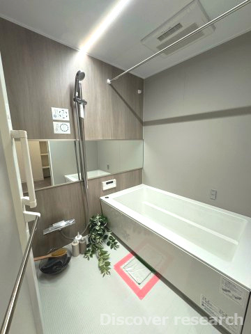 エルフォレスト　ガーデンウィング棟の浴室|【浴室（追焚機能・浴室乾燥機付）】
広々とした浴室です。スライド式シャワー、ワイドミラーのため小さなお子様でもご安心してご利用になれます。