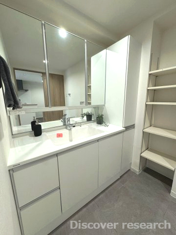 エルフォレスト　ガーデンウィング棟の独立洗面台|【三面鏡付洗面化粧台】
横幅の広い洗面化粧台です。忙しい朝でも余裕をもって二人並んで支度ができます。
三面鏡裏、下部、側面に収納スペースがあり綺麗に保つことができそうです♪