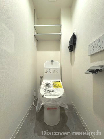 エルフォレスト　ガーデンウィング棟のトイレ|【トイレ】
白を基調とした落ち着きのあるトイレです。
上部には棚が設けられておりペーパーなどを収納しておくことができます。