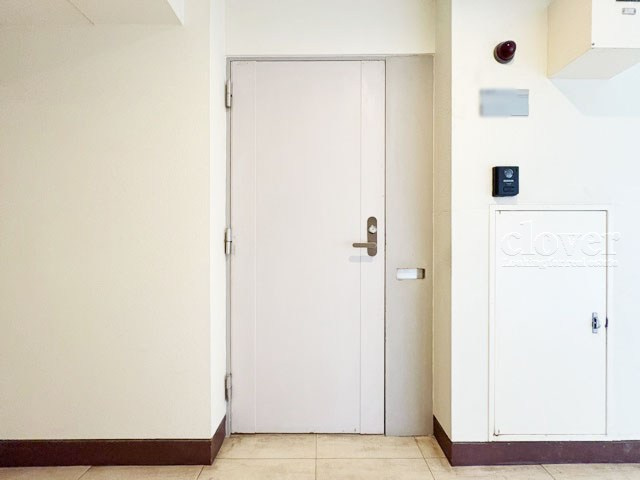 【その他共用部分】 | メゾン赤坂 | 皆様をお迎えする、お部屋の玄関ドア。開けやすさや開放角度、ドアノブの操作しやすさや鍵の形状などを、現地で一度ご確認ください。～即日のご見学可能～　お問合せはお気軽にどうぞ。
