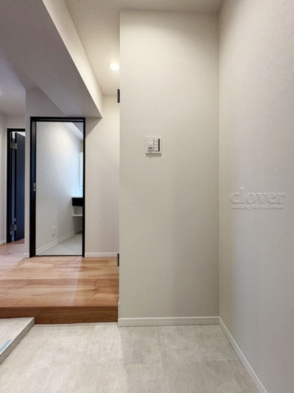 【玄関】 | メゾン赤坂 | 玄関ドアを背に、廊下と室内を望みます。ナチュラル系の色合いを重視した内装のイメージをご確認ください。お部屋の第一印象やイメージを決定づける空間です。～即日のご見学可能～　お問合せはお気軽にどうぞ。
