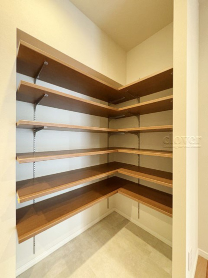 【収納】 | メゾン赤坂 | 玄関のシューズインクローゼット。棚板は可変式になっているので、靴に限らず大小さまざまな物を収めることが可能です。～即日のご見学可能～　お問合せはお気軽にどうぞ。
