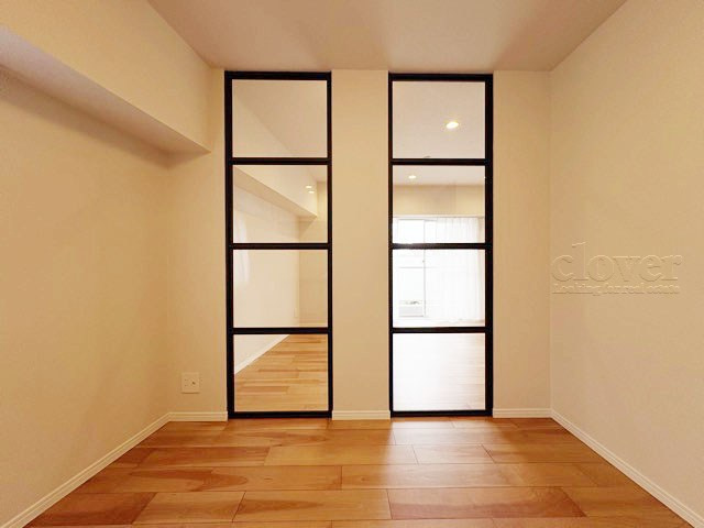 【寝室】 | メゾン赤坂 | 収納スペースを備えた洋室。現地をご覧になった際には、部屋の大きさのほか、収納部分のサイズなどもご確認ください。～即日のご見学可能～　お問合せはお気軽にどうぞ。
