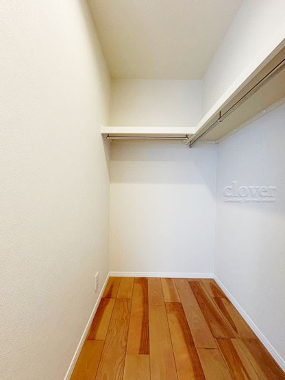 【収納】 | メゾン赤坂 | ウォークインクローゼット内部の様子。空間が広く、たっぷりとした収納力が、一枚の写真からも伝わってきます。～即日のご見学可能～　お問合せはお気軽にどうぞ。
