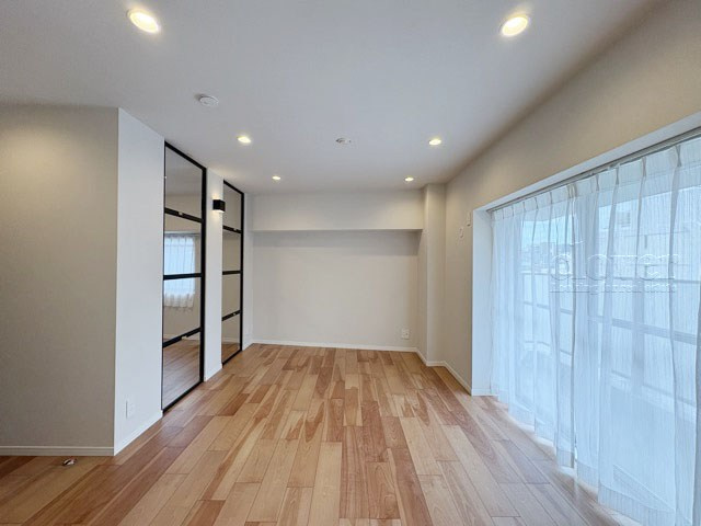 【居間・リビング】 | メゾン赤坂 | くつろぎの空間であるLDKの様子。安心してくつろげるよう派手さは控えて、さりとて地味すぎもせず、あなたの生活を彩ってくれます。～即日のご見学可能～　お問合せはお気軽にどうぞ。
