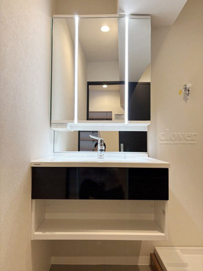 【独立洗面台】 | メゾン赤坂 | 三面鏡タイプの独立洗面台。鏡の裏スペースは収納になっています。毎朝、鏡に映った背景自体が「新居」の喜びを増幅してくれそうです。～即日のご見学可能～　お問合せはお気軽にどうぞ。
