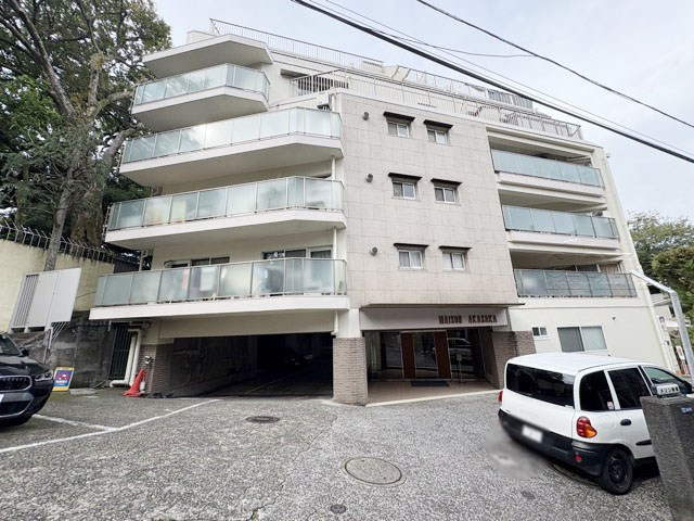 【外観】 | メゾン赤坂 | 手入れの行き届いた外壁やエントランスなど、「見ればわかる」レベルで清潔感を保ったマンションです。築年数を感じさせない姿で皆様をお出迎えします。～即日のご見学可能～　お問合せはお気軽にどうぞ。
