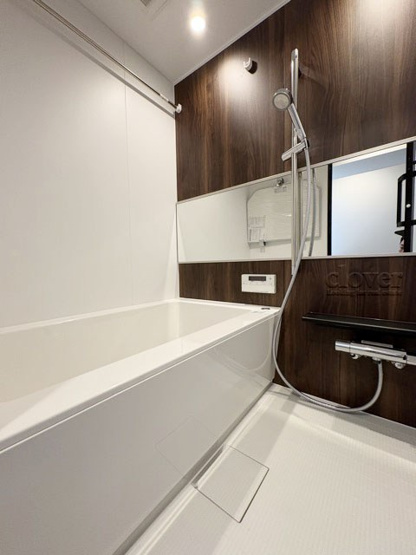 【浴室】 | メゾン赤坂 | 疲れと汚れを落として明日への活力を蓄える、癒しの空間＝バスルーム。とても大切な設備です。浴槽も洗い場も美しく整っています。～即日のご見学可能～　お問合せはお気軽にどうぞ。
