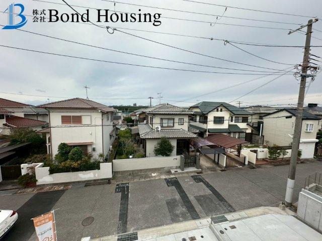 「スーパー徒歩5分」「お車並列2台可」桃山台3丁目 2号棟の前面道路含む現地写真