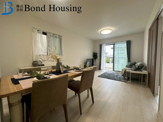 「小学校徒歩13分」「お車並列2台可」桃山台3丁目 1号棟の居間・リビング