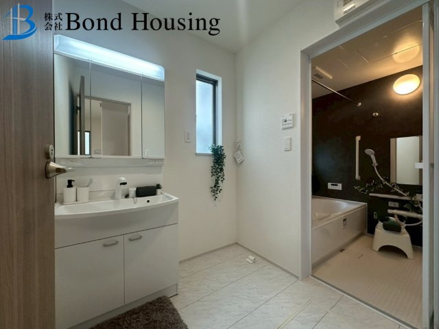 「小学校徒歩13分」「お車並列2台可」桃山台3丁目 1号棟の独立洗面台