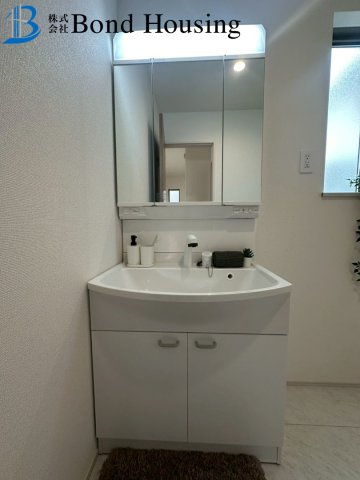 「小学校徒歩13分」「お車並列2台可」桃山台3丁目 1号棟の独立洗面台