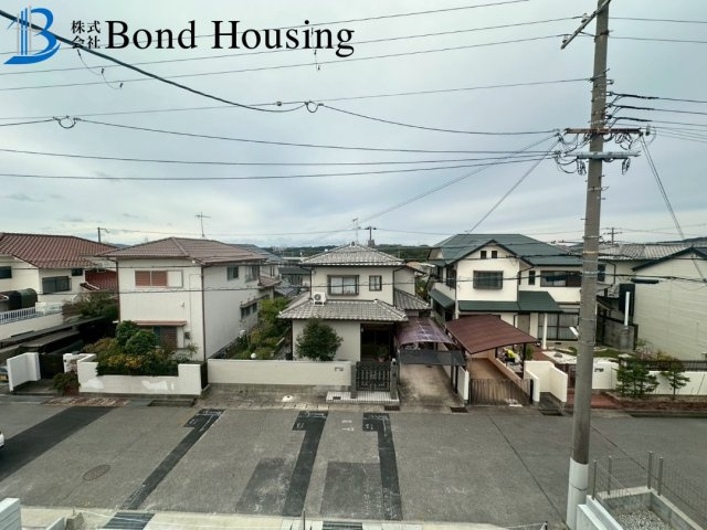 「小学校徒歩13分」「お車並列2台可」桃山台3丁目 1号棟の前面道路含む現地写真