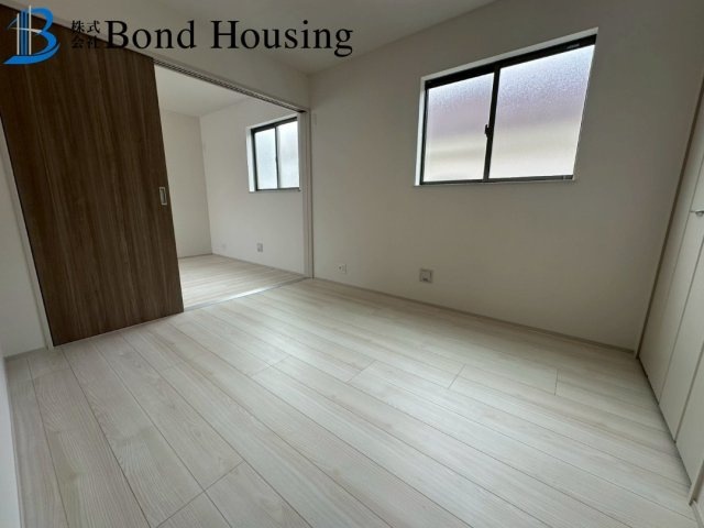 「小学校徒歩13分」「お車並列2台可」桃山台3丁目 1号棟の洋室