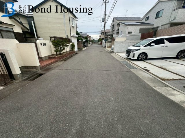 「小学校徒歩13分」「お車並列2台可」桃山台3丁目 1号棟の前面道路含む現地写真