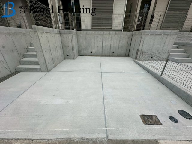 「小学校徒歩13分」「お車並列2台可」桃山台3丁目 1号棟の駐車場