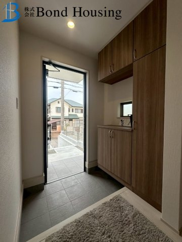 「小学校徒歩13分」「お車並列2台可」桃山台3丁目 1号棟の玄関