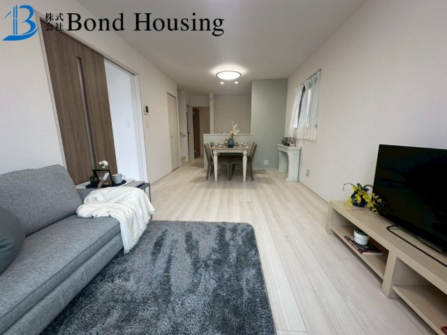 「小学校徒歩13分」「お車並列2台可」桃山台3丁目 1号棟の居間・リビング