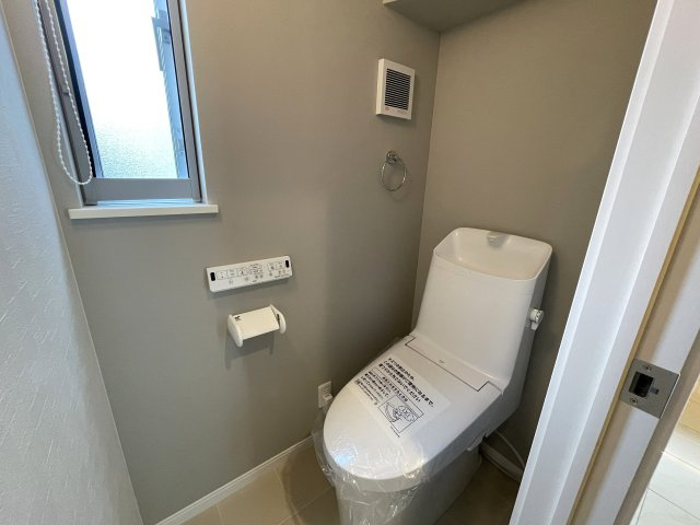 「ららぽーと横浜」徒歩圏のリノベーション戸建！【都筑区佐江戸町】のトイレ|落ち着いた色調のトイレです