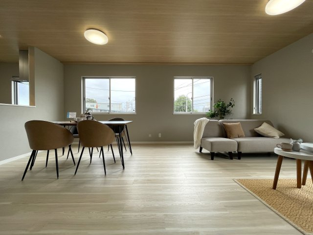 「ららぽーと横浜」徒歩圏のリノベーション戸建！【都筑区佐江戸町】の居間・リビング|ゆったり過ごせる居間です