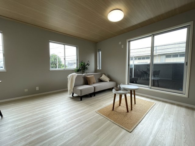 「ららぽーと横浜」徒歩圏のリノベーション戸建！【都筑区佐江戸町】の居間・リビング