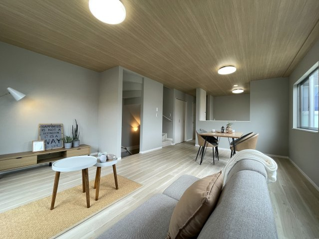 「ららぽーと横浜」徒歩圏のリノベーション戸建！【都筑区佐江戸町】の居間・リビング|使いやすいリビングです