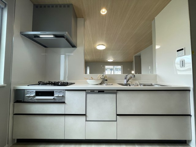 「ららぽーと横浜」徒歩圏のリノベーション戸建！【都筑区佐江戸町】のキッチン|きれいなキッチンです