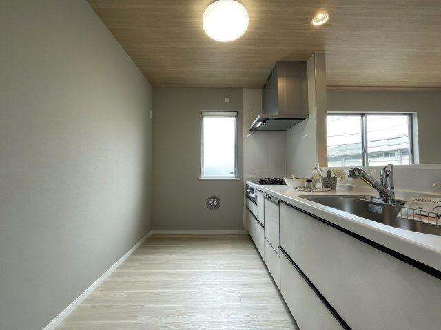 「ららぽーと横浜」徒歩圏のリノベーション戸建！【都筑区佐江戸町】のキッチン|コンパクトなキッチンで掃除もラクラク