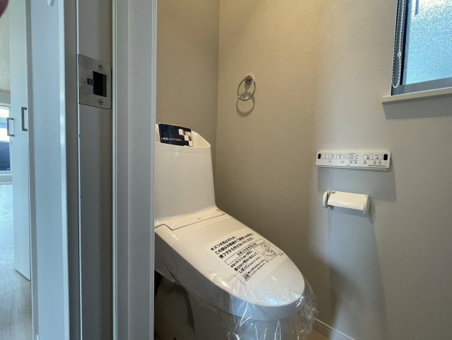 「ららぽーと横浜」徒歩圏のリノベーション戸建！【都筑区佐江戸町】のトイレ|ゆったりとした空間のトイレです