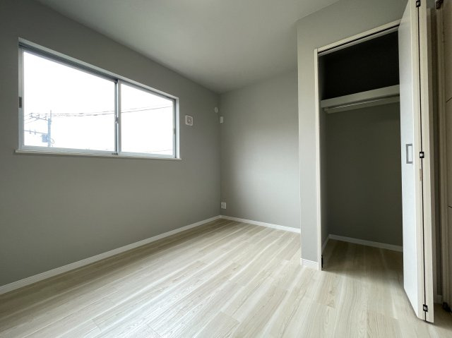 「ららぽーと横浜」徒歩圏のリノベーション戸建！【都筑区佐江戸町】の洋室|スタンダードな洋室です