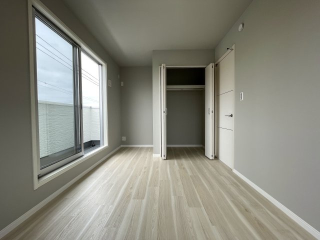 「ららぽーと横浜」徒歩圏のリノベーション戸建！【都筑区佐江戸町】の洋室|明るい洋室です