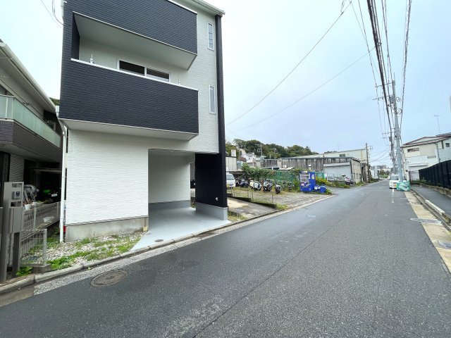 「ららぽーと横浜」徒歩圏のリノベーション戸建！【都筑区佐江戸町】の前面道路含む現地写真|前面道路含む現地写真です