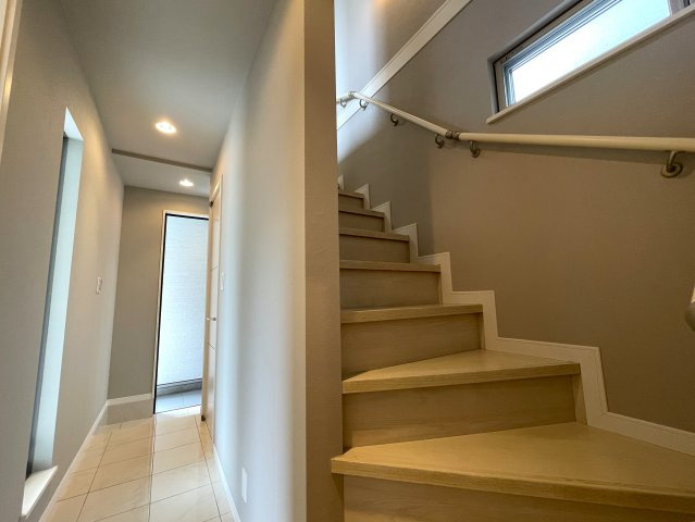 「ららぽーと横浜」徒歩圏のリノベーション戸建！【都筑区佐江戸町】の玄関|シンプルで使いやすい玄関です