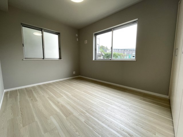 「ららぽーと横浜」徒歩圏のリノベーション戸建！【都筑区佐江戸町】の洋室|明るい洋室です