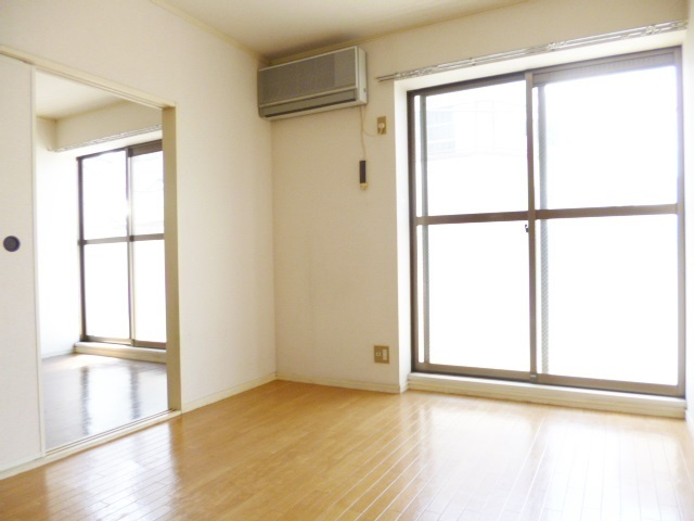 カーサビアンカの居間・リビング|続き間としても使える広々空間です☆