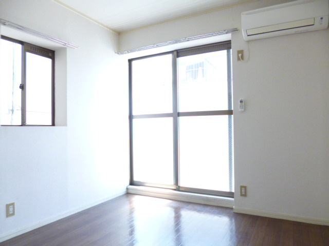 カーサビアンカの洋室|フローリングの色合いもお洒落な５帖洋室です