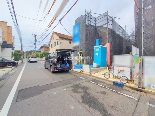 杉並区上井草4丁目 全4棟 2号棟の前面道路含む現地写真|東側約5.4ｍ公道に面する全4棟
広々した前面道路は開放感を与えてくれます