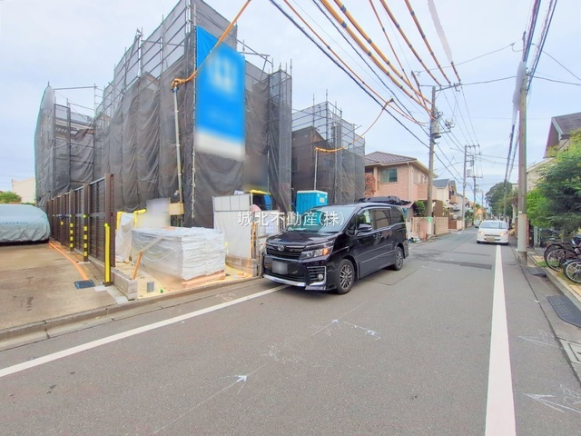 杉並区上井草4丁目 全4棟 2号棟の前面道路含む現地写真|東側約5.4ｍ公道に面する全4棟
広々した前面道路は開放感を与えてくれます