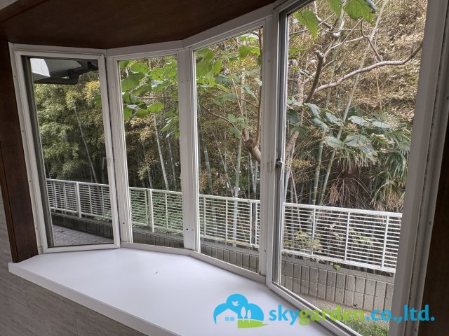 鎌倉市津　中古戸建のその他|窓の外に竹林