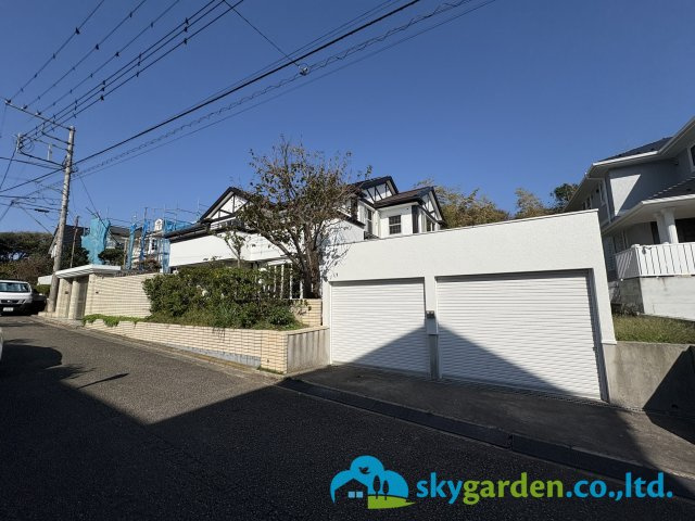 鎌倉市津　中古戸建の外観|並列シャッター付き車庫２台分あり