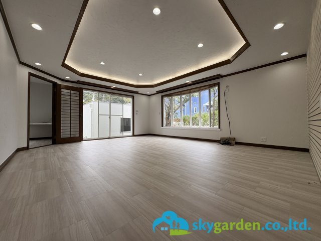 鎌倉市津　中古戸建の居間・リビング|広いリビング