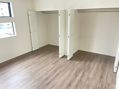 【寝室】 | 東根市六田3期【新築建売住宅】1号棟 | 大きいベットを置いてもスペースの取れる寝室です。