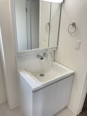 【独立洗面台】 | 東根市六田3期【新築建売住宅】1号棟 | 三面鏡の洗面台は、スタイリッシュなだけでなく収納力もあります。