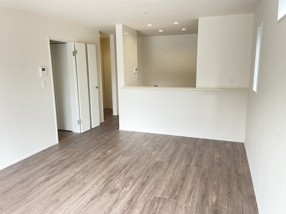 東根市六田3期【新築建売住宅】1号棟の居間・リビング|リビングは広々です。家族の団欒の場として家庭を包みます。