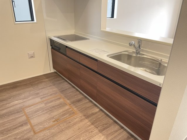 東根市六田3期【新築建売住宅】1号棟のキッチン|広々ワイドなキッチンは料理がしやすく快適です。