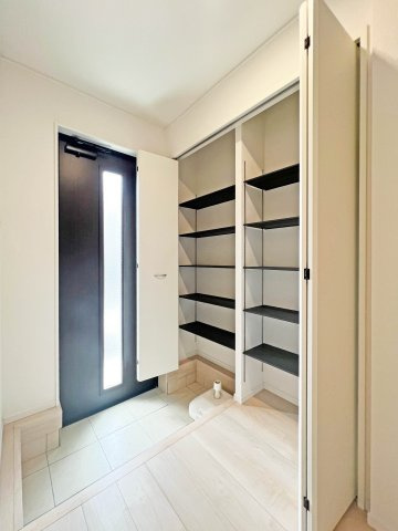 クレイドルガーデン名古屋市港区知多第2　2号棟の玄関|大容量シューズボックス