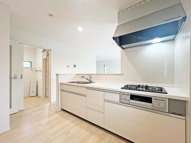 クレイドルガーデン名古屋市港区知多第2　2号棟のキッチン|料理がしやすい大きめキッチン