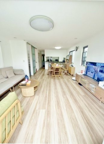 中野区江原町2丁目の居間・リビング|南向きのワイドバルコニーに面した23帖の広々LDK
ご家族皆様でゆったりとお寛ぎいただけます
2024年　リビング床暖房リフォーム工事済です