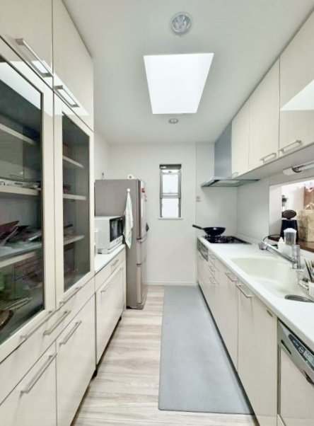 中野区江原町2丁目のキッチン|明るく開放的なシステムキッチン
対面式でご家族とのコミュニケーションが取れます
会話が弾む暖かな日常、、
調理スペースが広くお料理しやすい仕様になっています♪
シンクも大きめなので洗い物もスムーズです